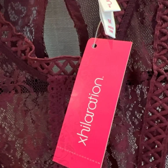 NWT Xhilaration Women's Burgundy Embroidered Lace Overlay Sleeveless Top M - Picture 5 of 9